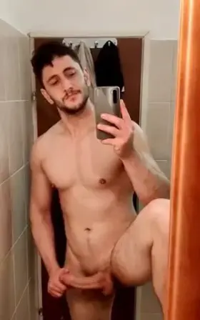 Either reddit algorithm hates me or I do something wrong on this sub...