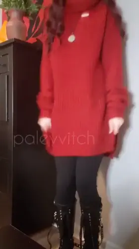It's a spooky small titty flash! ☺
