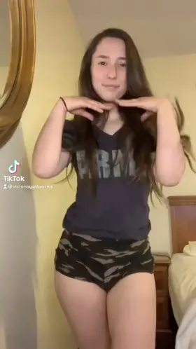 Small waist, pretty face, with a big bank 🏦