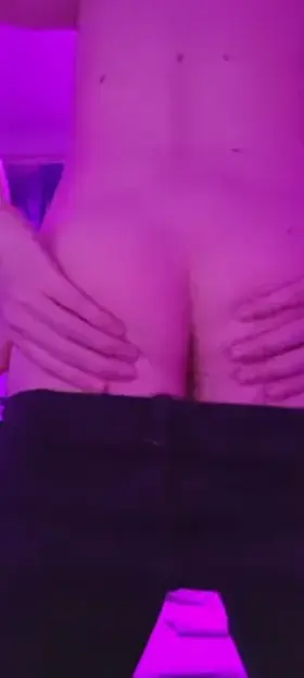 My 20 year old ass needs help with these jeans 🙄