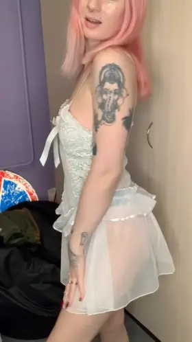 who wanna date me with this dress [Video]