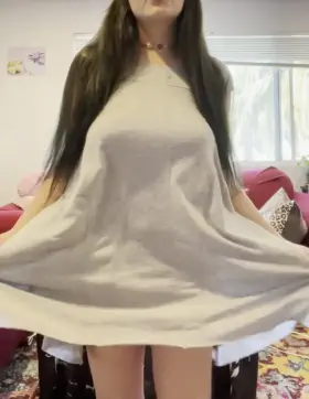 I love loose clothes because they make my body a surprise when I flash ya😜