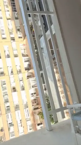 putting on a wee show [f]or the neighbours [m]