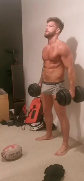 Is it weird that I'm getting turned on watching myself lift weights? 😉💪🏻