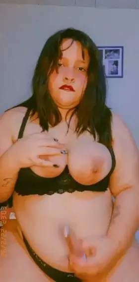 [sELLING] fetish videos and more live at good prices 🤑 my snapchat: snowflake.235 and my kik: snowflake.235