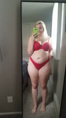 Being tall and curvy makes me a great cuddle buddy ❤