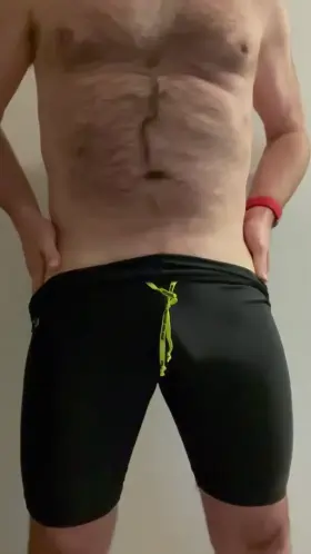 What runners wear under their trackshorts [50]