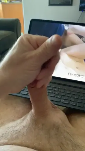 Love to watch and cum