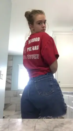 Teen PAWG spreads her ass