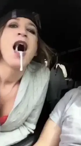 Sucking up his cum in the car 🤤
