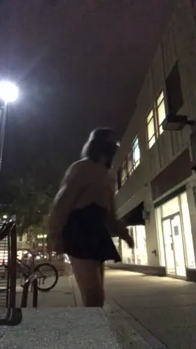 Just a quick lil upskirt ;)