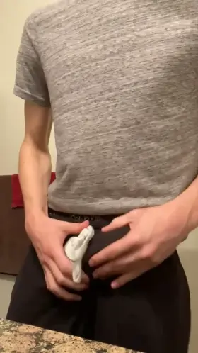 Stripping down to show off my bulge and what it contains 😈🍆