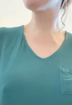 This babe’s posts are so hot! Such awesome natural breasts!