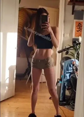 cropped top and puta shorts looks good on milfs too🙈do you approve?33f