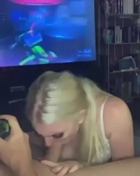 Sucked his cock while he failed at Halo Infinite 😘