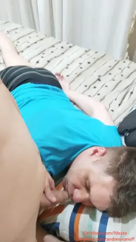 So I wake up my friend 🙈 barely feels my cock starts 👅 full video in the comments link 🥵 do you want to be my friend?