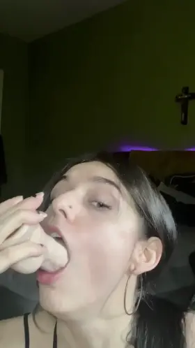 Training my throat barrier 🤍