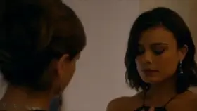 Sarah Michelle Gellar kissing a woman in the unaired Cruel Intentions pilot