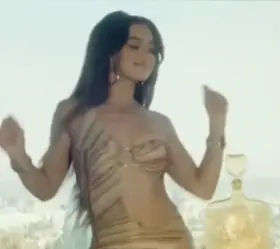 Hailee Steinfeld Showing Off