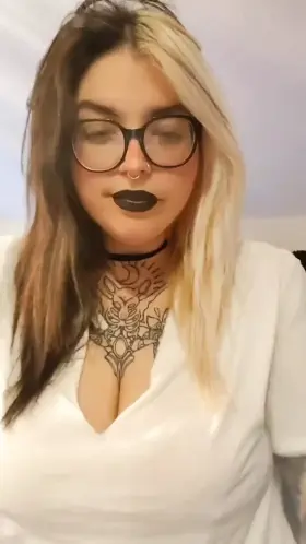 Just your neighborhood goofy goth chick, checking in to say hi ☺️