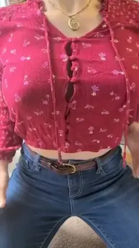 Amazing tits want to show off [drop]