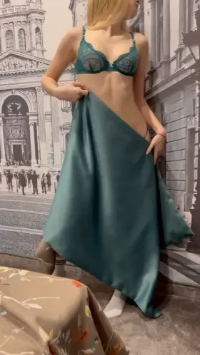 A blonde and horny 18 year old shouldn’t be alone in a hotel, right? 😈