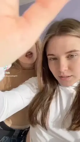 How many tits do you see😄