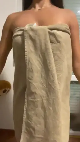 Oops, my towel fell off... Now you saw me naked 😳🙈 *Reveal*
