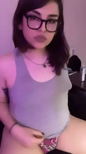 Some one cum stretch my tight bussy💦