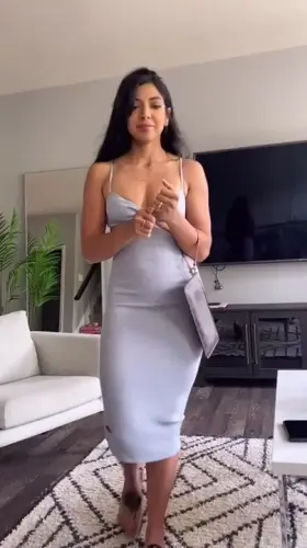 Bonnie - Latina skips lunch date with friends