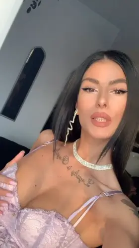 I'm all curves, wanna ride?😋