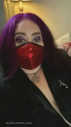 First post here... how about a bit of Saturday titty?