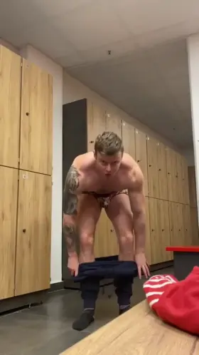 The guys at my gym get a treat when im in the locker room😈