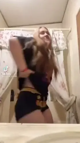 Big Ass Blonde Twerking 🍑