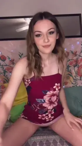 someone pls suck on my dangling lips 🥺