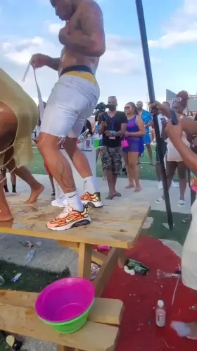 She gives him a great dance with her big ass on stage