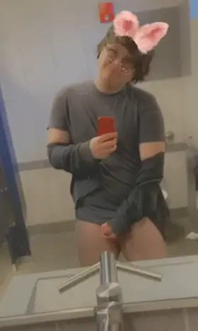 Jerking off in a public restroom🥰