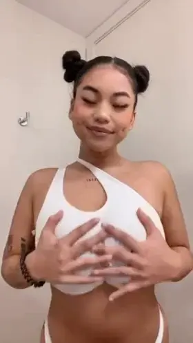 Something about flashing my tits turns me on 🥰😘