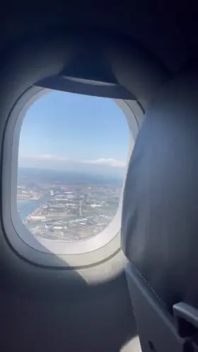 Pilots, concentrate on landing, I am thinking of making the passengers relax!