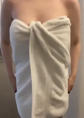Do you like my reveal? The towel couldn’t hold on for longer…😋💖