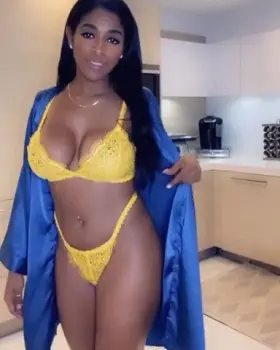 Something about yellow on black girls I just love 😍