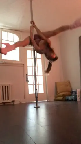 Spinning and splitting in my favourite boots 💖