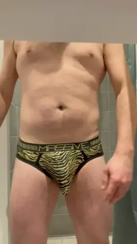 Any boys looking for a dad bod with a thick uncut cock? 😏🤔😈🍆