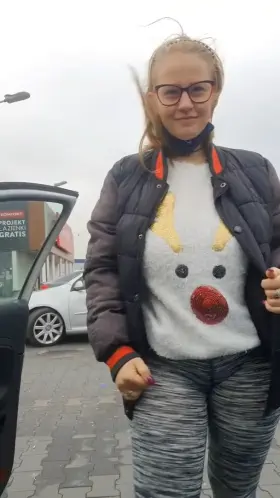 And let them stare...., the important thing is that the Christmas shopping went well, so the boobs are happy too.