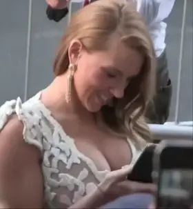 Holy fuck, did Scarlett Johansson looked busty that day