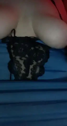 Loooing for someone to talk me off before bed 😉😈