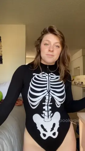 HALLOWEEN SALE! 🎃👻 Top .65%! Come get spooky with me!