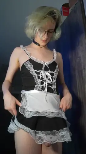 cant get my maid outfit to fit me either way :((