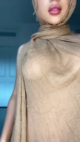 Do You Love This Hijab Girl ? ( Check Her Free Album In Comments )