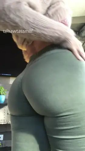 Ass so phat even girlfriends check me out 👀😈